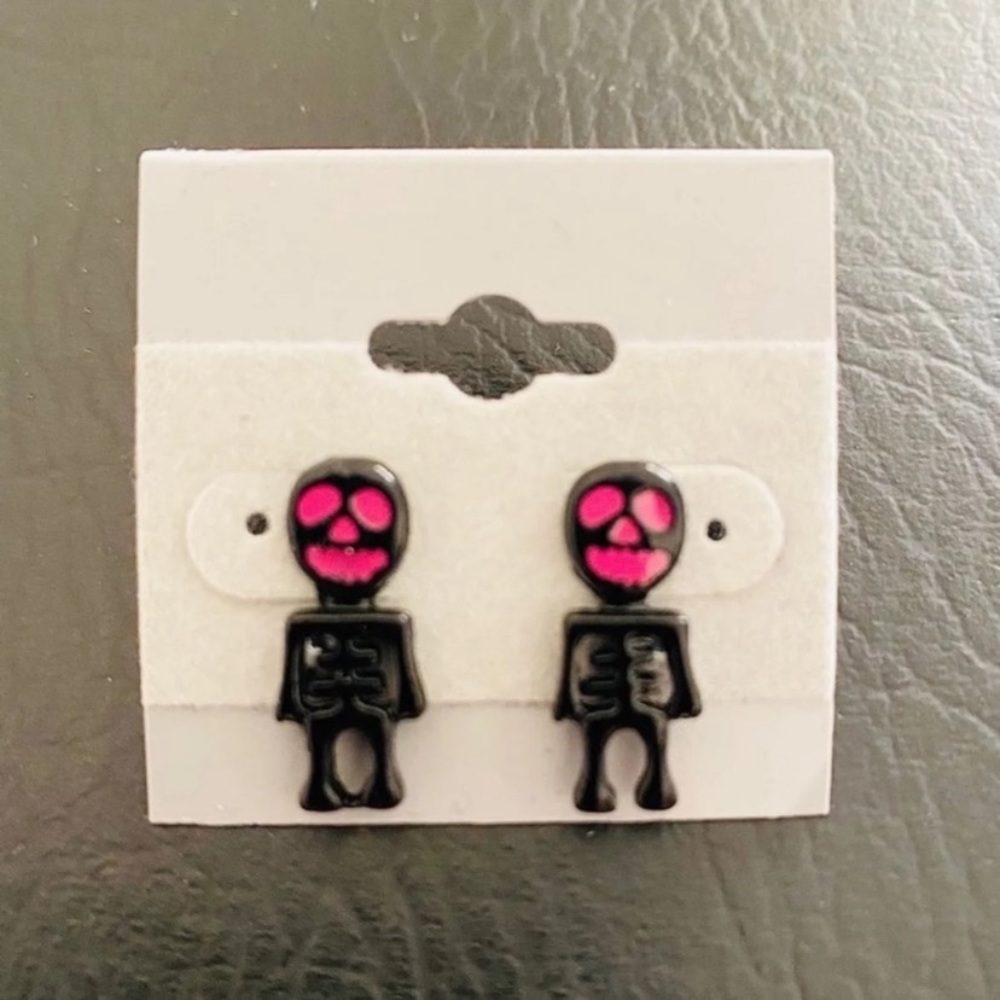 🎃 Mini Pink Skeleton Stud Halloween Earrings NEW - Picture 5 of 5